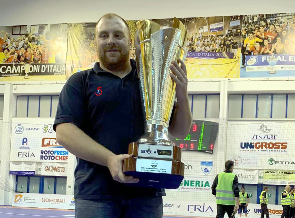 Marco Troilo con il trofeo dell'Italservice Campione d'Italia 2018-2019